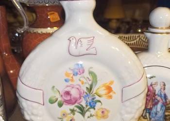 Porcelanowa karafka. Sygnatura, częściowo zatarta.  Bukłak,