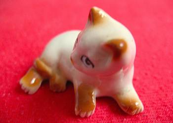 Kot - beżowy, cieniowany - porcelana - 3 x 4,5 x 3 cm Miniaturka z lat 70