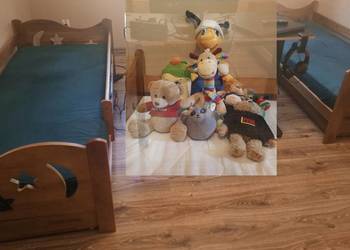 łóżko lite drewno ze stelażem i materacem (kanapa, dywan i pluszaki gratis)