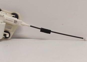 MERCEDES W205 DOCIĄG KLAPY BAGAŻNIKA A0999068600