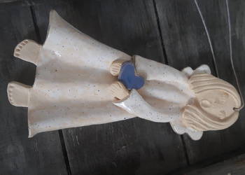 Aniołek z ceramiki ręcznie wykonany.