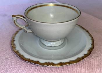 Filiżanka do małej kawki.  Syg. Kahla. Pięknie bogato złocona.  Z białej p