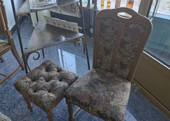 krzesło i pufa drewniane ten sam styl