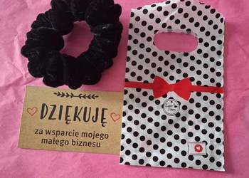 Sportowe scrunchie - nie zsuwają się podczas treningu.