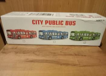 zabawka model autobusu miejskiego.