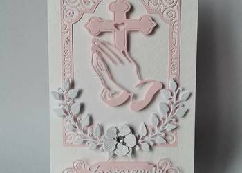 ZAPROSZENIA KOMUNIA DZIEWCZYNKA – RĘCE Z KRZYŻEM – B6 – RÓŻ - BIEL