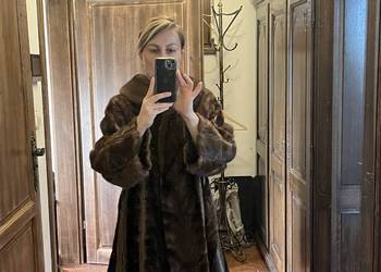 Orzechowe brązowe futro z norek skóra print