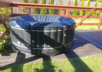 Basen ogrodowy jacuzzi.