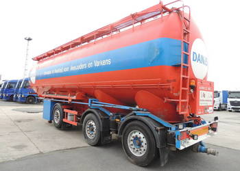 Naczepa komorowa do paszy