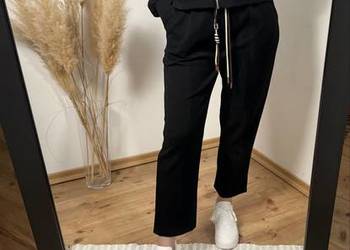 Czarny dres damski premium z ozdobnymi zamkami – komplet bluza + spodnie