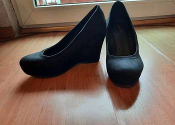 Buty - r 38 czarne na koturnie.