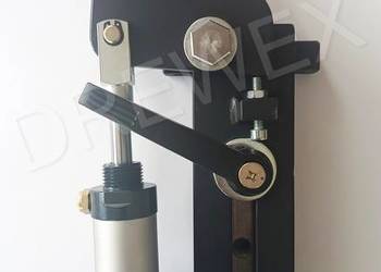 Docisk boczny jednorolkowy pneumatyczny do strugarki czterostronnej