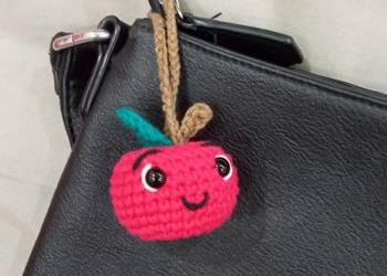 Jabłuszko wykonane na szydełku, brelok
