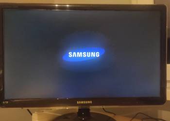 Sprzedam monitor w dobrym stanie z pilotem i kablami cena 80 zł