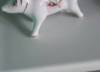 Piękna porcelanowa figurka byka do sosu