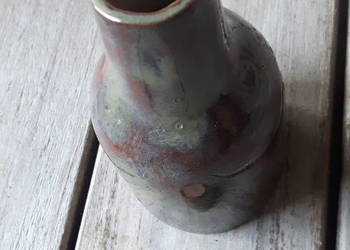 Butelka ceramiczna ręcznie wykonana z gliny.