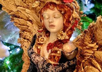 Piękny anioł z kwiatami we włosach