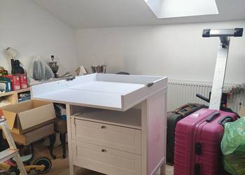 Komoda z przewijakiem Sundvik Ikea na boku kobieta z motywami we włosach