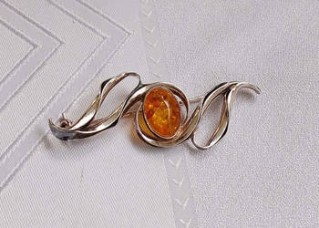 srebrna broszka z bursztynem