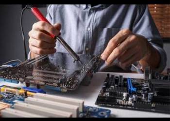 Naprawa uszkodzonego sprzętu elektronika