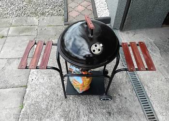 Grill węglowy z pokrywą, półkami i kółkami – solidny, gotowy do sezonu