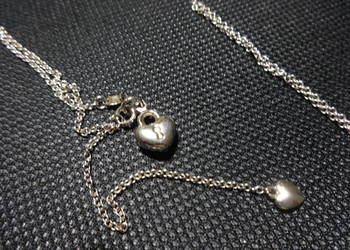 Srebrny łańcuszek z dwoma subtelnymi sercami.