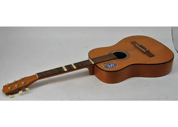 Vintage’owa Gitara Klasyczna – Instrument z Duszą | Retro Design
