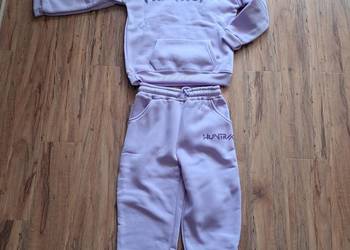 nowy liliowy dres dla dziewczynki rozmiar 140 cm. dł spodni 76 cm, bluzy 50