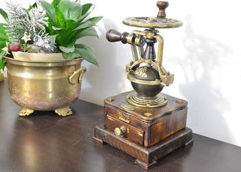 drewniany MŁYNEK do kawy żeliwny z kołem