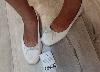 (43) ASOS Design) Ekskluzywne, białe baleriny wieczorowe z Londynu, Nowe