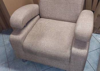 Wygodny fotel w kolorze beżowym
