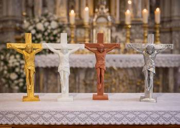 Krucyfiks stojący – elegancka ozdoba religijna figura Jezusa na krzyżu 3D