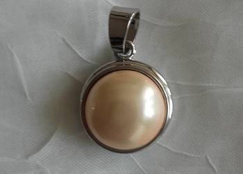 MEDALION - OKAZAŁA PRZEWIESZKA Z PIĘKNĄ PERŁĄ