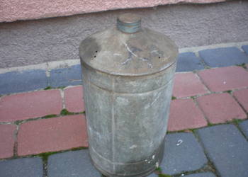 stara aluminiowa bańka z korkiem.