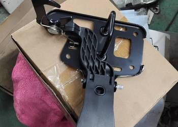 ZAMEK RYGIEL MASKI POKRYWY SILNIKA AUDI A4 B8 A5 8T 8T0823480
