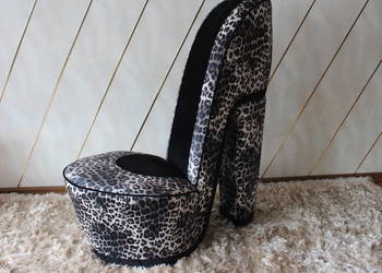 Piękny fotel but damska szpilka plus poduszka