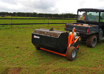 Maszyna do czyszczenia padoku i łąk z odchodów końskich, DE