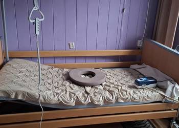Sprzedam łóżko rehabilitacyjne oraz wózek inwalidzki