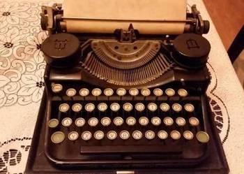 Zabytkowa maszyna do pisania Underwood z 1942 r