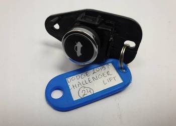 Dodge Challenger 15- PRZYCISK WLEWU PALIWA