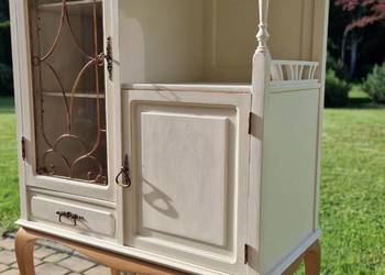 Witryna szafka drewniana odnowiona kremowa do sypialni