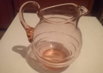 Dzbanek z różowego szkła