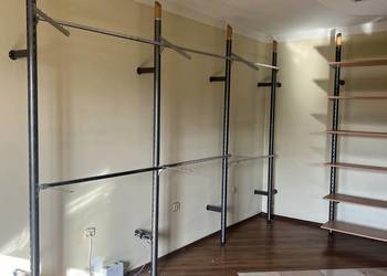 Regał do sklepu odzieżowego półki ekspozytor scienny wieszaki