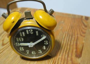 Budzik blaszany Pater (niemiecki), metalowy z klasycznymi dzwonkami