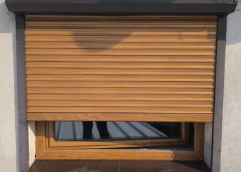 Okno  roleta siatką na owady i parapet