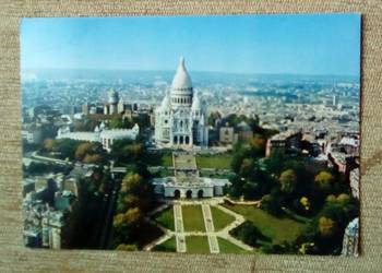 BAZYLIKA SACRE-COEUR NA SZCZYCIE WZGÓRZA MONTMARTRE W PARYŻU