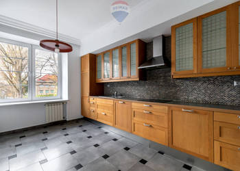 Metro, kamienica, po malowaniu