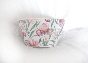 porcelanowa miseczka z kwiatami, kwiaty salaterka z porcelany, irysy miska