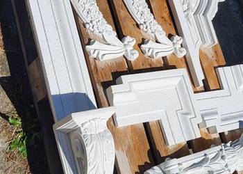 sztukateria zewnętrzna biała elewacyjna na zwenątrz płaskorzeźba
