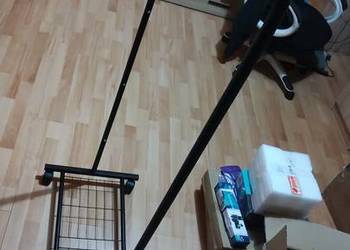 metalowy wieszak stojący na ubrania z dolną półką